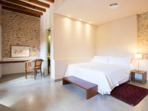 Łóżko lub łóżka w pokoju w obiekcie Ca' n Beia Suites - Adults Only