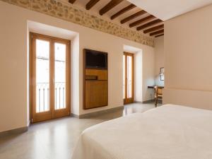Łóżko lub łóżka w pokoju w obiekcie Ca' n Beia Suites - Adults Only