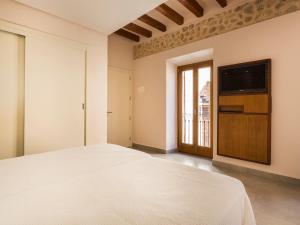 Łóżko lub łóżka w pokoju w obiekcie Ca' n Beia Suites - Adults Only