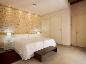 Łóżko lub łóżka w pokoju w obiekcie Ca' n Beia Suites - Adults Only