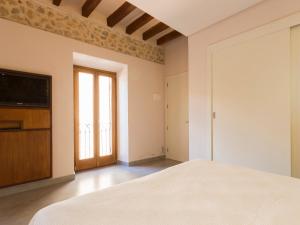 Łóżko lub łóżka w pokoju w obiekcie Ca' n Beia Suites - Adults Only