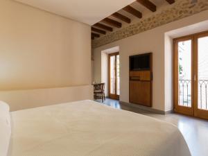 Łóżko lub łóżka w pokoju w obiekcie Ca' n Beia Suites - Adults Only