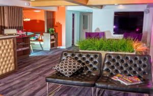 Posezení v ubytování Hotel Zed Kelowna