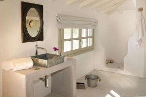 Ett badrum på Anemolia Villas with private pools near the most beautiful beaches of Alonissos