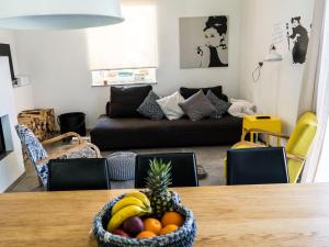 een woonkamer met een tafel met een fruitschaal bij A modern flat in Kranjska Gora