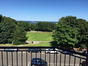 Blick auf einen Parkplatz mit Autos auf einer Straße in der Unterkunft Sea View Apartments in South Shields