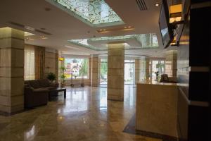 Lobby o reception area sa Lisova Pisnia Resort Hotel