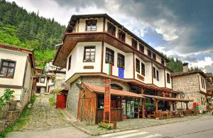 un grande edificio sul lato di una strada di Hotel Kalina a Shiroka Laka