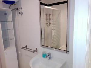 łazienka z umywalką i lustrem w obiekcie Céntrico Apartamento con Patio Privado w Sewilli +18 zdjęć