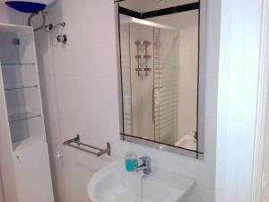 La salle de bains est pourvue d'un lavabo et d'un miroir. dans l'établissement Céntrico Apartamento con Patio Privado, à Séville