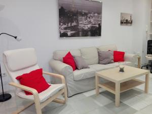 - un salon avec un canapé et une table dans l'établissement Céntrico Apartamento con Patio Privado, à Séville