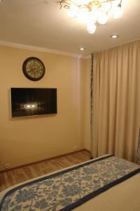 チョロノモスクにあるHotel Siciliaのベッドルーム1室(ベッド1台、壁掛け時計付)