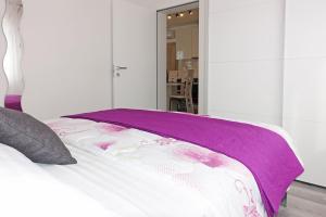 Postel nebo postele na pokoji v ubytování New and modern apartment Karavona Bol