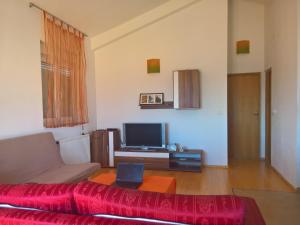 sala de estar con sofá y TV en Apartments Explore Istria 4, en Pula