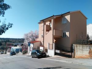una casa con un coche aparcado al lado de una calle en Apartments Explore Istria 4, en Pula