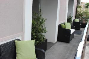 een rij stoelen en kussens op een balkon bij Hotel Altavilla Catanzaro in Catanzaro