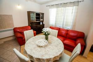 - un salon avec une table et un canapé dans l'établissement Sebenicum Apartments, à Šibenik