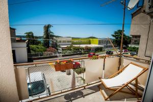 uma rede de descanso e uma cadeira na varanda em Sebenicum Apartments em Sibenik