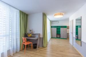 eine Küche mit Schreibtisch und Stuhl in einem Zimmer in der Unterkunft BSA Boulevard Boutique in Sonnenstrand