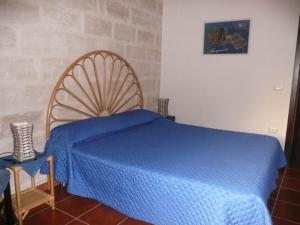ファヴィニャーナにあるCase vacanze Calamoniのベッドルーム(青いベッド1台、椅子付)