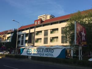 un bâtiment avec un panneau devant lui dans l'établissement BSA Boulevard Boutique, à Sunny Beach