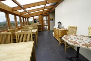 a room with a table and chairs and a kitchen at Artun Guesthouse in Artun