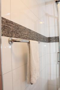 bagno con doccia e asciugamano bianco di Gasthaus drei Eidgenossen a Bischofszell