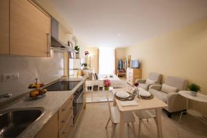 Кухня или мини-кухня в El Faro Apartaments
