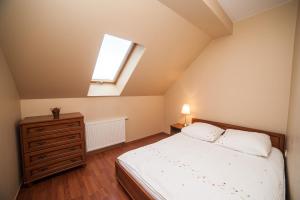 Ένα ή περισσότερα κρεβάτια σε δωμάτιο στο Apartamenty Dom na Wzgórzu Gardenia