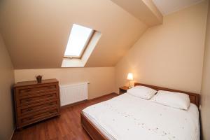 Posteľ alebo postele v izbe v ubytovaní Apartamenty Dom na Wzgórzu Gardenia + 37 fotografií
