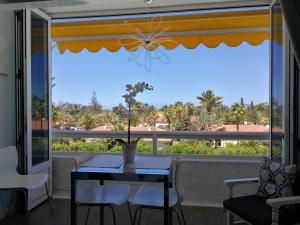 une salle à manger avec vue sur l'océan dans l'établissement Aloe New Excellence, à Playa del Ingles