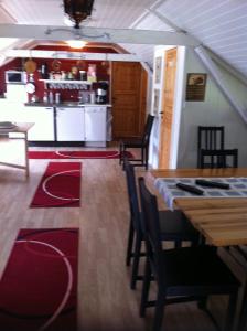 una sala da pranzo con tavolo e sedie e una cucina di Älvbacken a Västerlanda