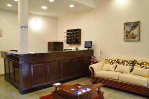 a waiting room with a cash register and a couch at Hotel Europa in Alausí