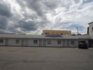 een gebouw met een auto geparkeerd op een parkeerplaats bij Colorado Inn Motel in Canon City