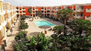 una vista aérea de un complejo de apartamentos con piscina en Sal Apartments Djadsal Moradias, en Santa Maria
