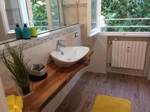 łazienka z umywalką i oknem w obiekcie guest house for you w mieście Modena +37 zdjęć
