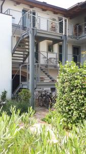um edifício com escadas e bicicletas estacionadas em frente em Casa Galante em Cividale del Friuli