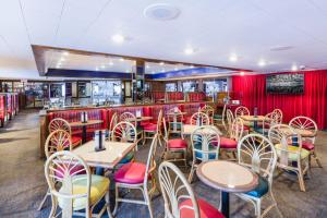 Um restaurante ou outro lugar para comer em Kings Inn