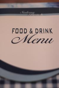 un cartel que lee menú de comida y bebida en Salena Hotel, en Primorsko