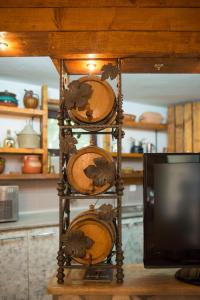 een plank met potten en een televisie in een keuken bij Apartmani Krgušić in Tivat