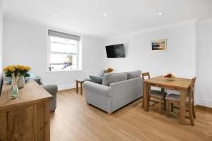 sala de estar con sofá y mesa en Ocean Outlook - Broadstairs Best!, en Broadstairs