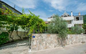a stone retaining wall in front of a building at Apartmani Krgu&scaron;ić in Tivat