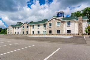 a large hotel with a parking lot in front of it at Cobblestone Hotel & Suites - Harborcreek in Erie