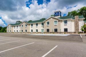 um grande hotel com um parque de estacionamento em frente em Cobblestone Hotel & Suites - Harborcreek em Erie