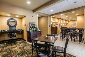 A restaurant or other place to eat at Cobblestone Hotel & Suites - Harborcreek