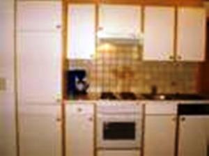 聖加倫基希的住宿－Ferienwohnung Zick，厨房配有白色橱柜和炉灶烤箱。