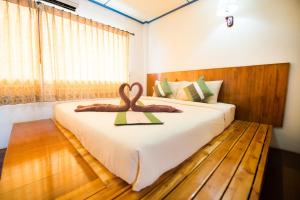 Pongphen Guesthouse - SHA Plus Certified客房内的一张或多张床位