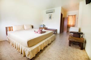 Pongphen Guesthouse - SHA Plus Certified客房内的一张或多张床位