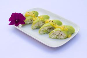 Un piatto di sushi con un fiore viola sopra. di Green Life Cottage a Siem Reap