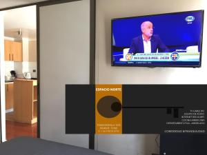 un téléviseur à écran plat accroché au mur dans l'établissement Espacio Norte - Iquique Cavancha, à Iquique 8 autres photos